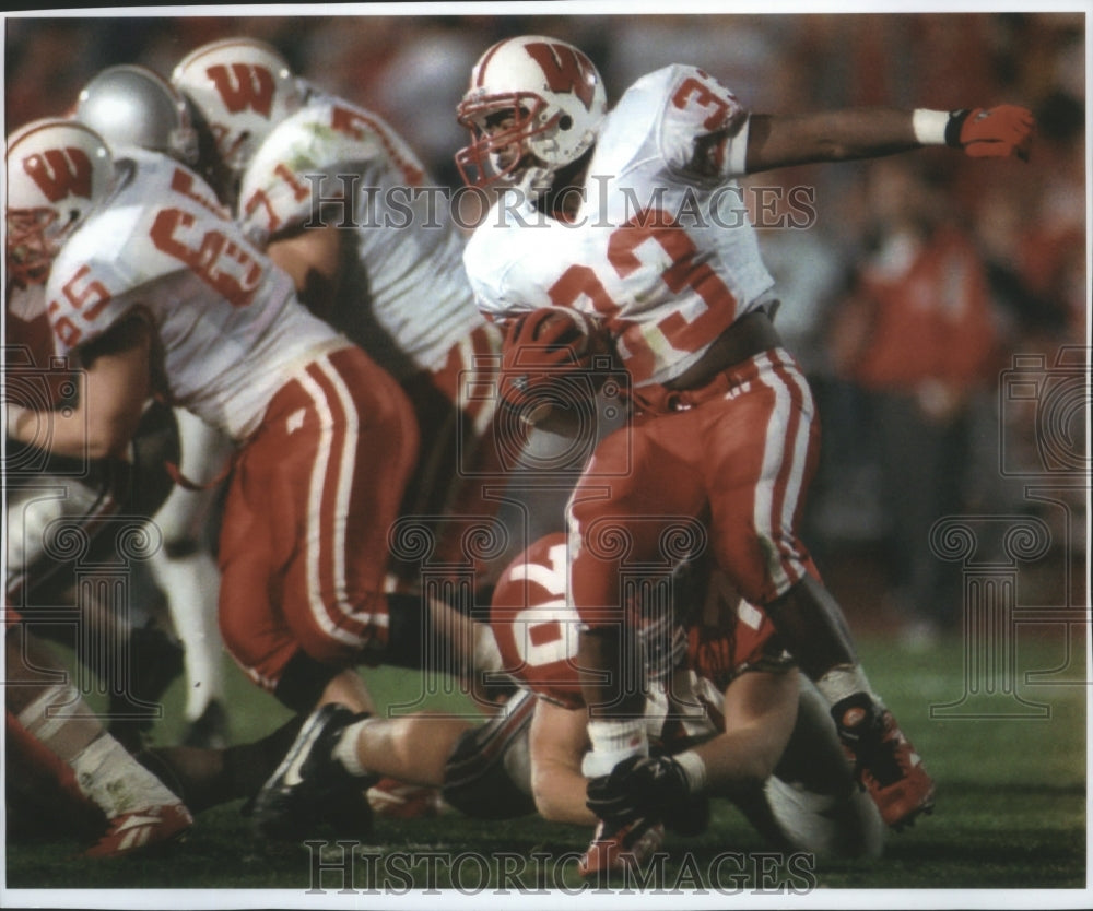 1994 Press Photo Wisconsin football's Brent Moss heads out behind Ohio blockers- Historic Images