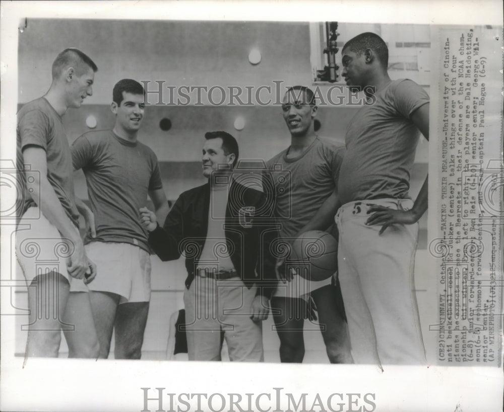1961 Press Photo Cincinnati coach Ed Jucker with his basketball players