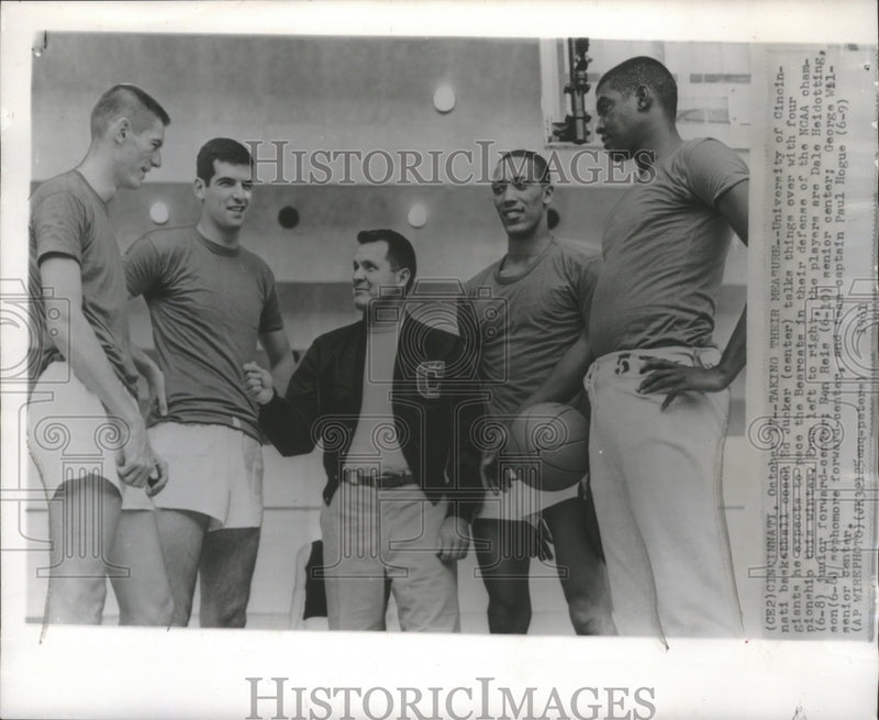 Load image into Gallery viewer, 1961 Press Photo Cincinnati coach Ed Jucker with his basketball players

