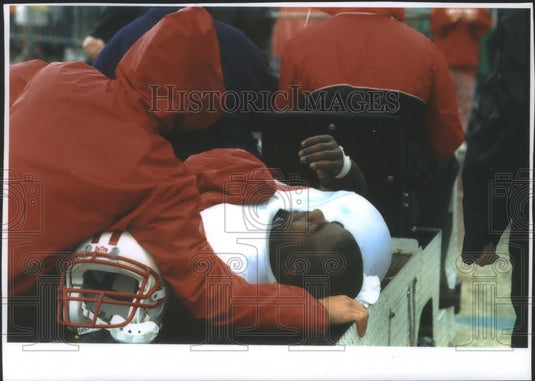 1994 Press Photo Wisconsin Badgers football Brent Moss injured during game- Historic Images