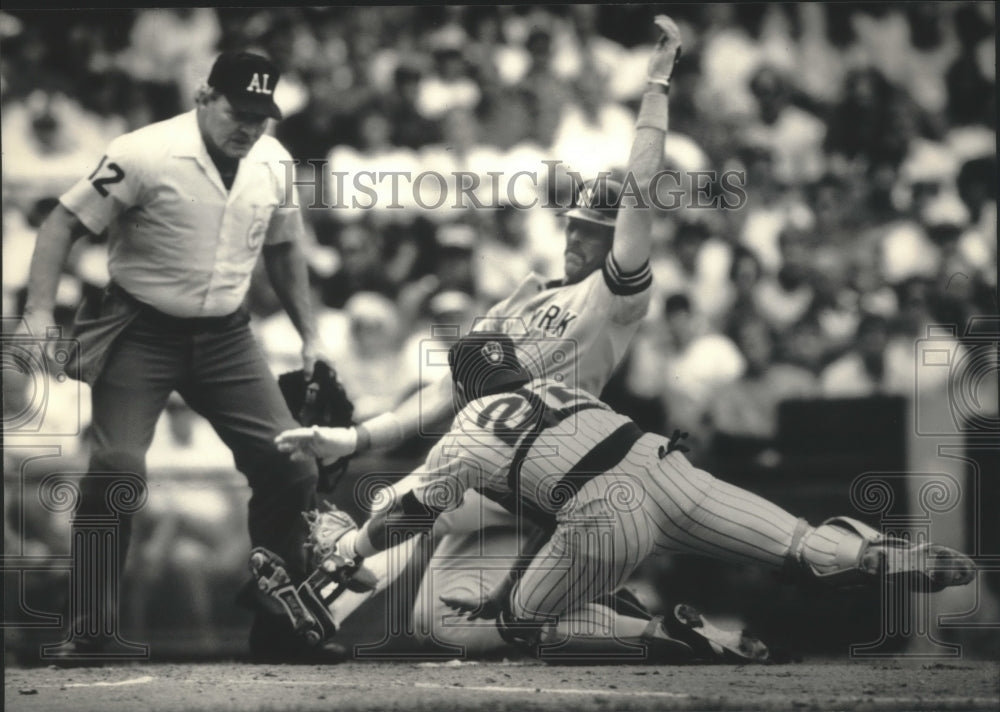 1986 Press Photo Brewers baseball&#39;s Charlie Moore tags Yankees&#39; Gary Roenicke- Historic Images