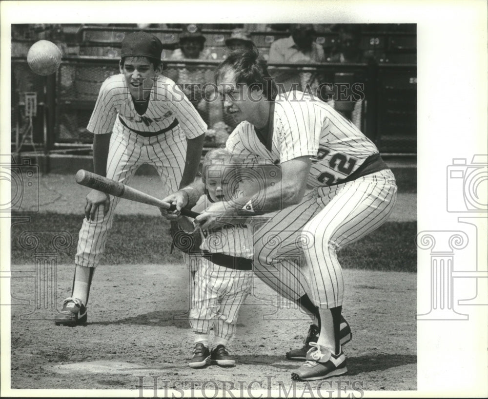 1983 Press Photo Charlie Moore &amp; son at annual father-son-daughter baseball game- Historic Images