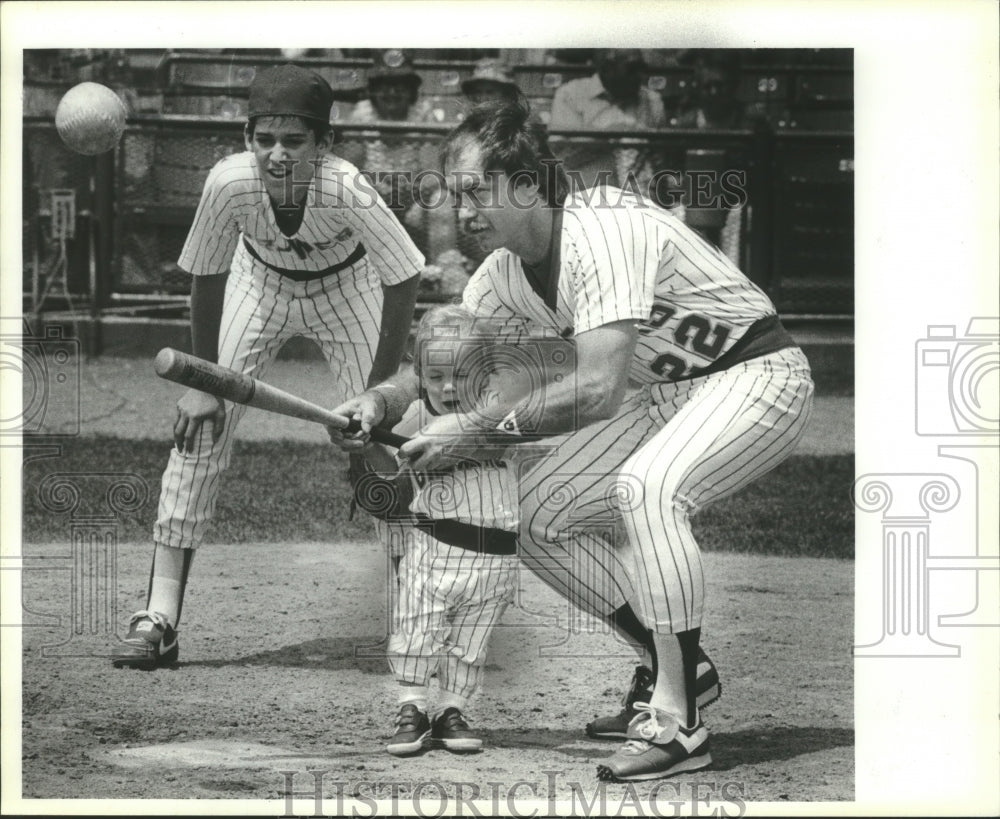 1983 Press Photo Charlie Moore & son at annual father-son-daughter baseball game- Historic Images