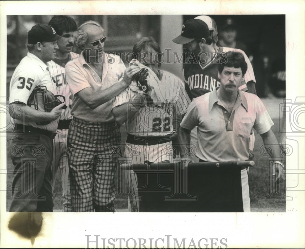 1981 Press Photo Brewers player Charlie Moore after being hit in the face- Historic Images