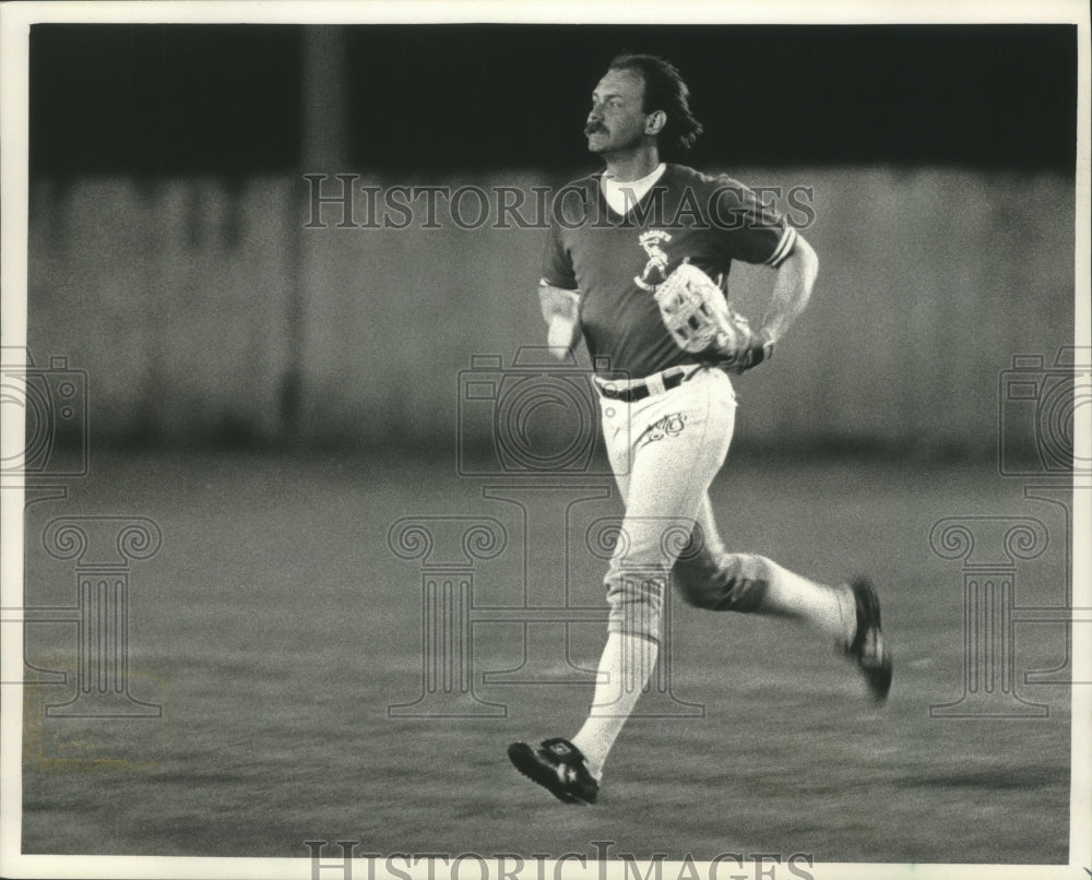1988 Press Photo Ex-Brewer Charlie Moore now is taking a swing at softball- Historic Images
