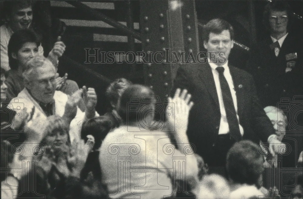 1986 Press Photo Don Morton at a University of Wisconsin basketball game.- Historic Images