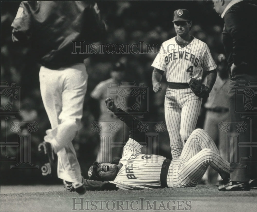 1987 Press Photo Brewers baseball&#39;s Juan Nieves after getting hit in the leg- Historic Images