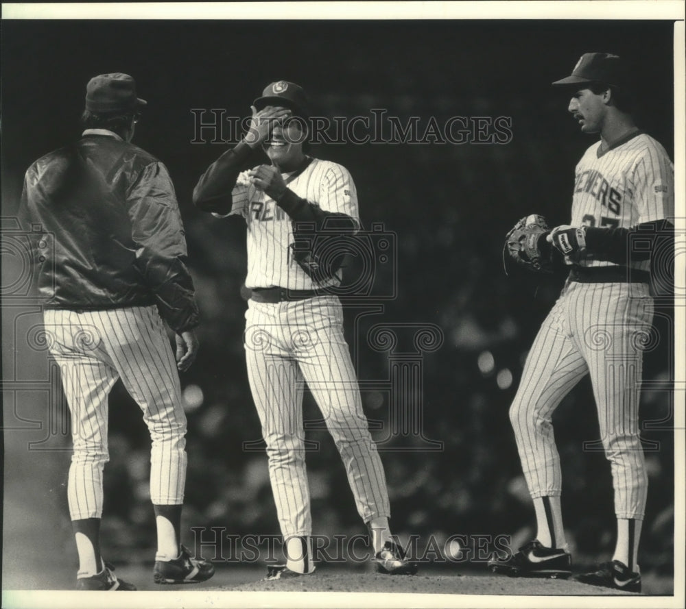 1986 Press Photo Brewers coach Herm Starrette speaks to Juan Nieves & Dale Sveum- Historic Images