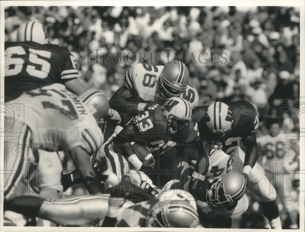 1992 Press Photo Wisconsin football player Brent Moss during game with Ohio- Historic Images