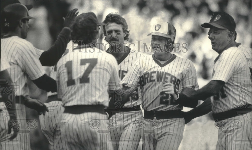 1985 Press Photo Charlie Moore greeted by teammates after his winning hit.- Historic Images