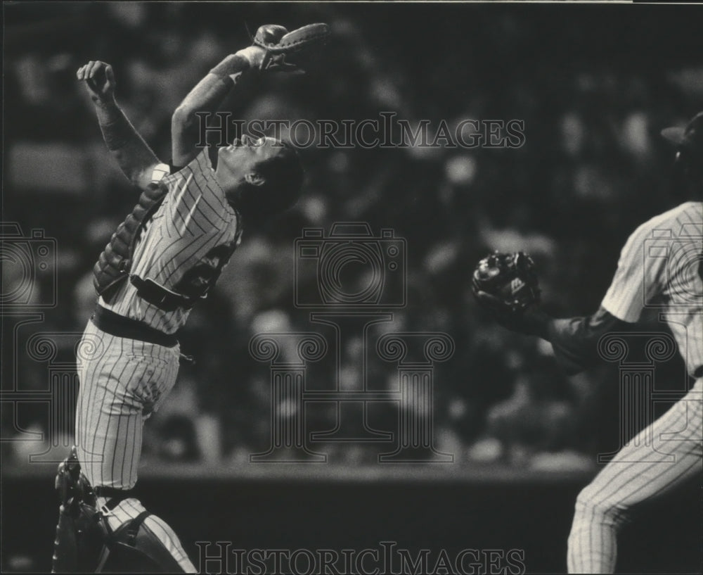 1985 Press Photo Milwaukee Brewers baseball&#39;s Charlie Moore goes for a pop fly- Historic Images