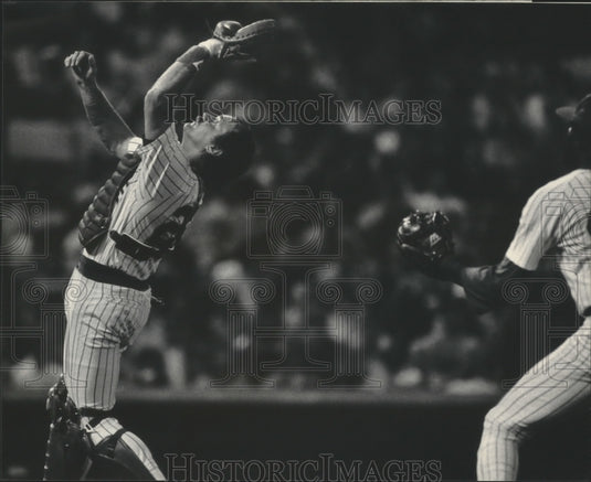 1985 Press Photo Milwaukee Brewers baseball's Charlie Moore goes for a pop fly- Historic Images