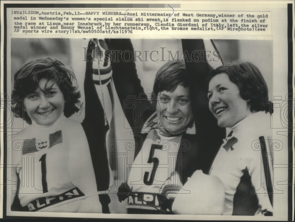 1976 Press Photo Rosi Mittermaier, gold in slalom is flanked by runnersup.- Historic Images
