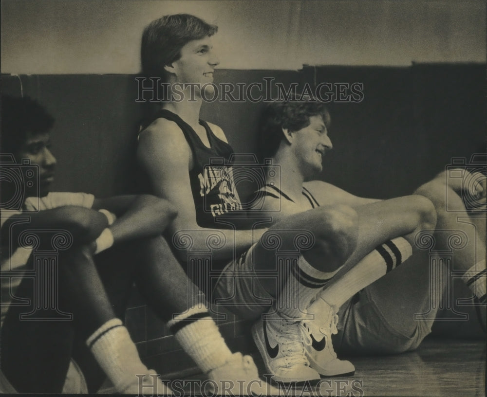 1982 Press Photo Terrell Schlundt (center) Marquette University basketball team.- Historic Images