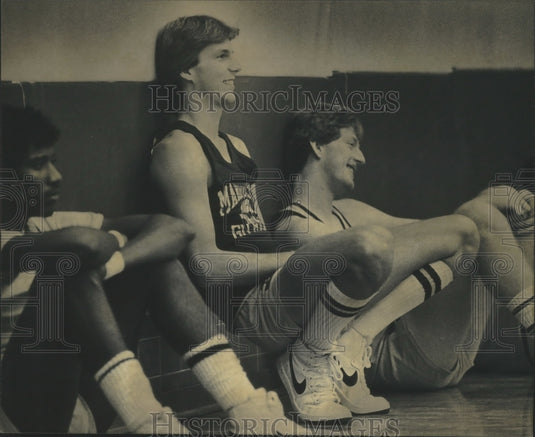1982 Press Photo Terrell Schlundt (center) Marquette University basketball team.- Historic Images
