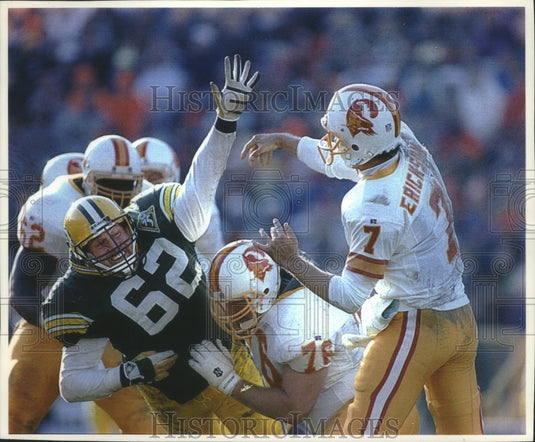 1993 Press Photo Packers Matt Brock tries to block Tamp Bay's Craig Erickson.- Historic Images