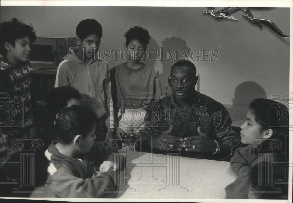 1989 Press Photo Packers Sterling Sharp advises Milwaukee students against drugs- Historic Images