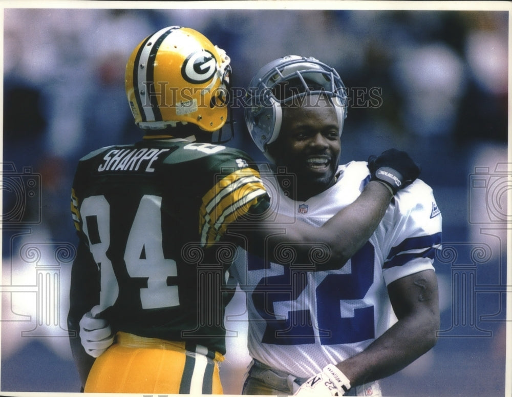 1994 Press Photo Packers Sterling Sharpe and Cowboys Emmitt Smith greet and hug.- Historic Images
