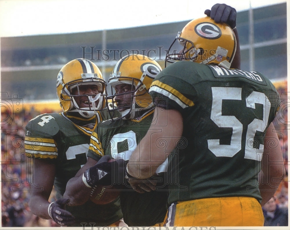 1993 Press Photo Packers Sterling Sharpe (C) celebrates with teammates.- Historic Images