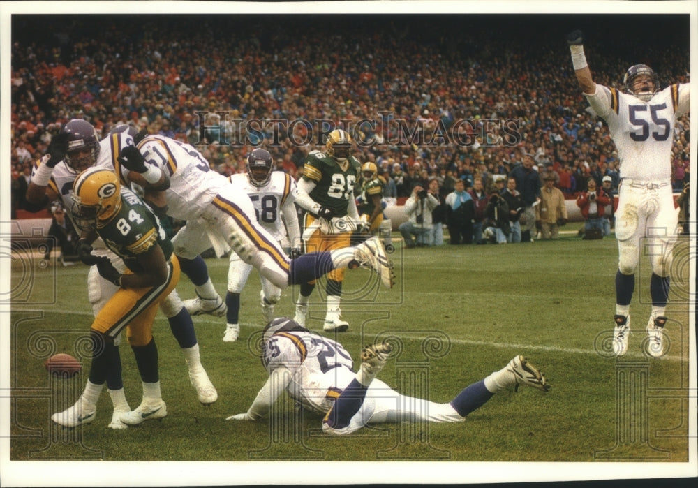 1993 Press Photo Vikings&#39; Jack Del Rio (R) celebrates block of ball to Sharpe.- Historic Images