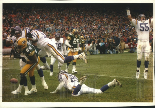 1993 Press Photo Vikings' Jack Del Rio (R) celebrates block of ball to Sharpe.- Historic Images
