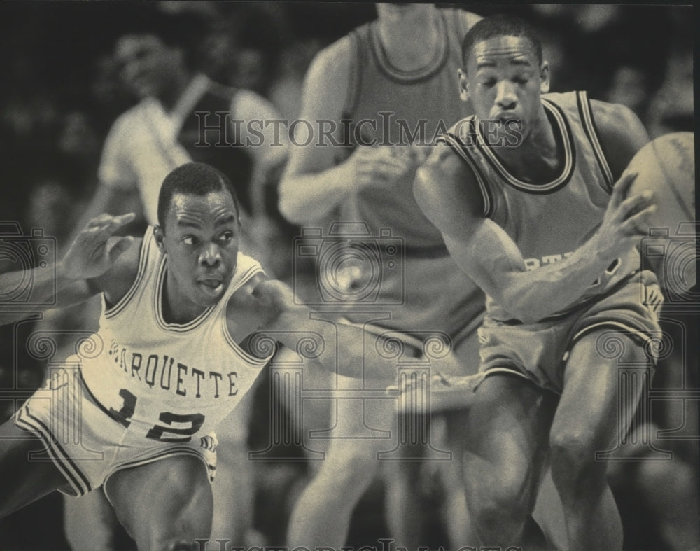 1985 Press Photo Marquette&#39;s freshman Michael Sims reaching to steal basketball.- Historic Images