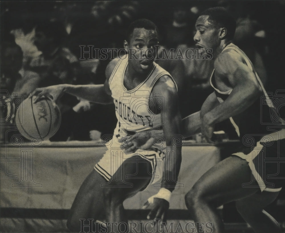 1985 Press Photo Creighton&#39;s Renard Edwards tries to get ball from Michael Sims.- Historic Images