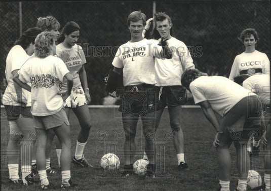 1986 Press Photo Wisconsin women's soccer Greg Ryan speaker with players- Historic Images
