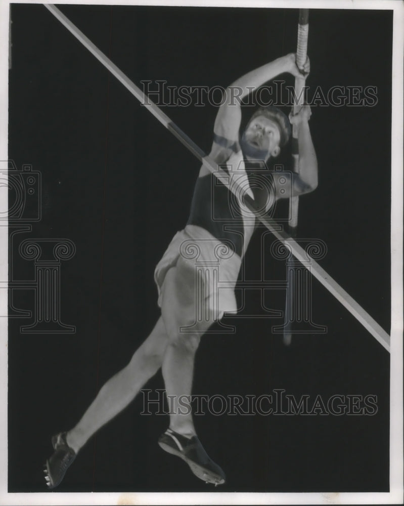 1954 Press Photo Milwaukee State&#39;s Bill Appleby set pole vault record, 6&#39; 6 1/2&#39;- Historic Images