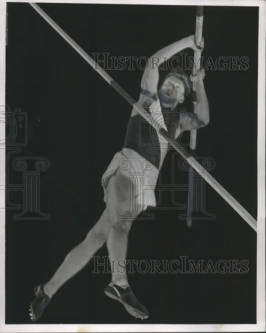 1954 Press Photo Milwaukee State's Bill Appleby set pole vault record, 6' 6 1/2'- Historic Images