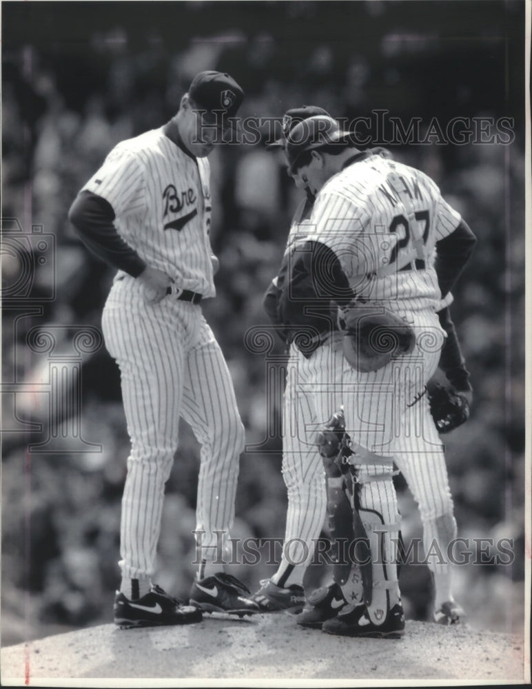 1993 Press Photo Brewers pitcher Cal Eldred (L) with others at County Stadium.- Historic Images