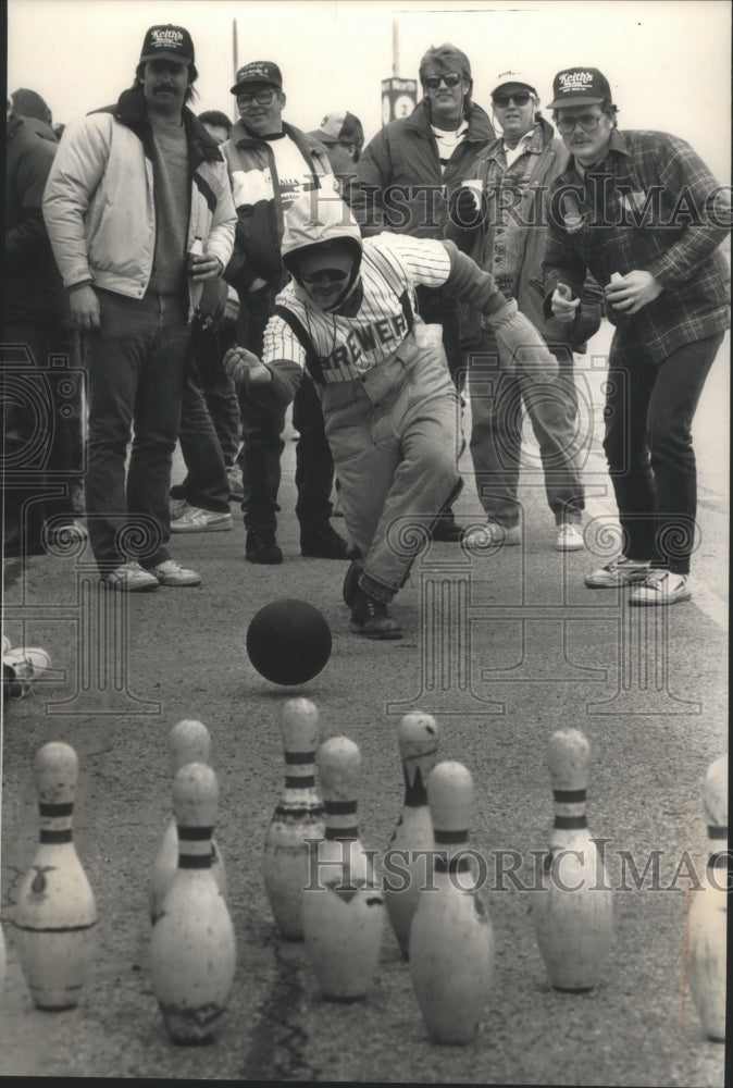 1989 Press Photo Mark Dolezar plays tenpin bowling before Brewers opening game- Historic Images