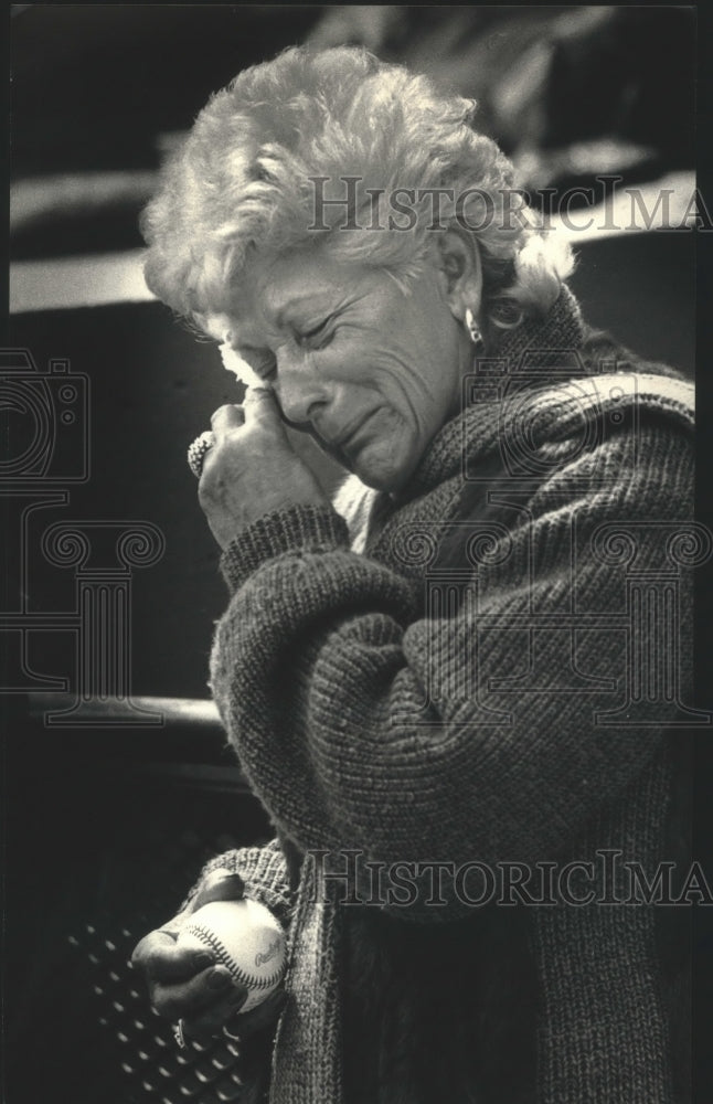 1988 Press Photo Brewers manager Harvey Kuenn&#39;s widow weeps during opening day- Historic Images
