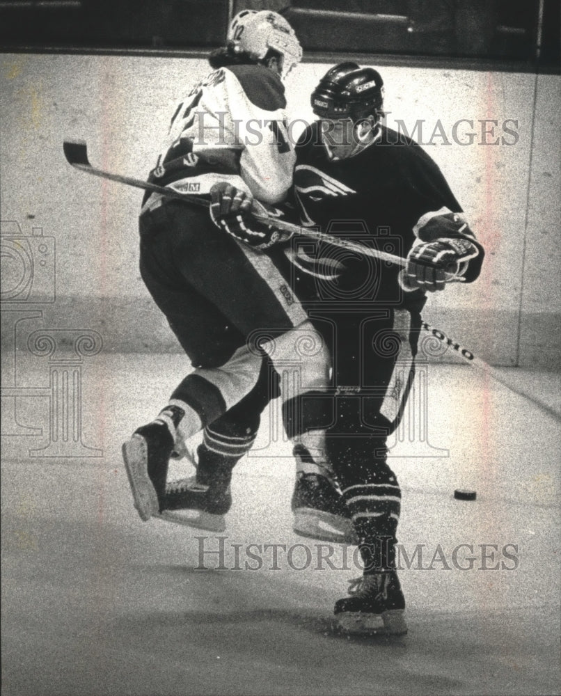 1991 Press Photo Milwaukee hockey player Shaun Clouston slams into Darren Lowe- Historic Images