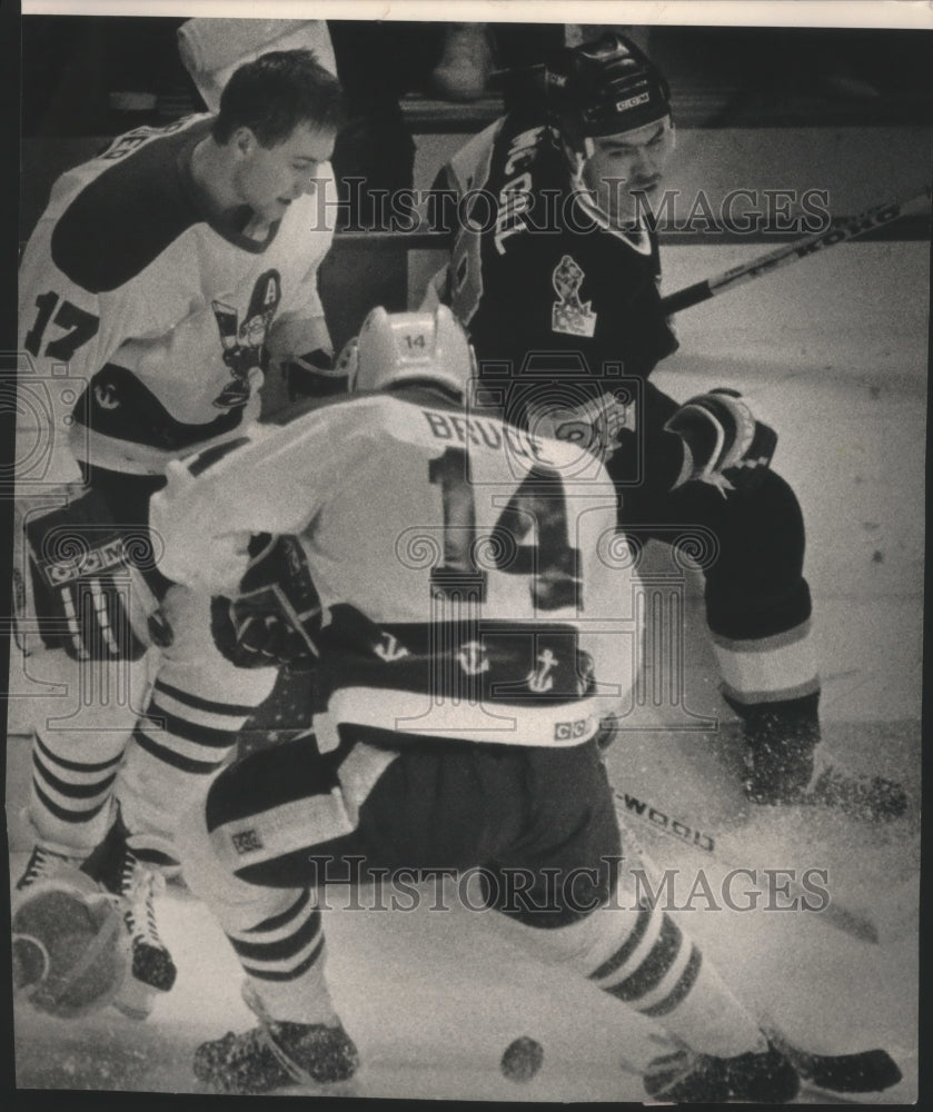 1990 Press Photo Admirals&#39; David Bruce &amp; Peter DeBoer fight Ryan McGill for puck- Historic Images