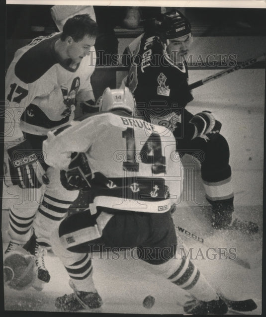 1990 Press Photo Admirals' David Bruce & Peter DeBoer fight Ryan McGill for puck- Historic Images