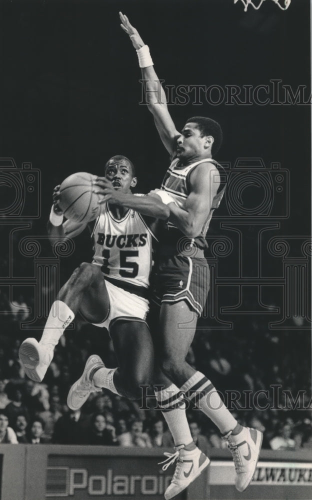 1985 Press Photo Bucks basketball player Craig Hodges drives past Jeff Malone- Historic Images