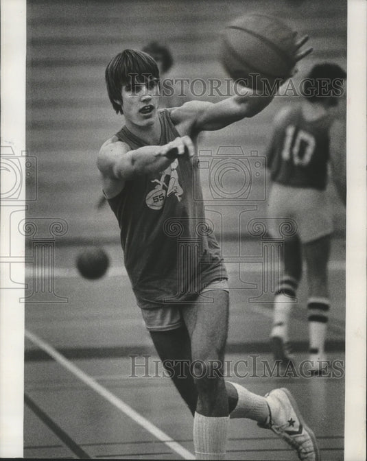 1979 Press Photo University of Marquette center Brian Nyenhuis passes basketball- Historic Images