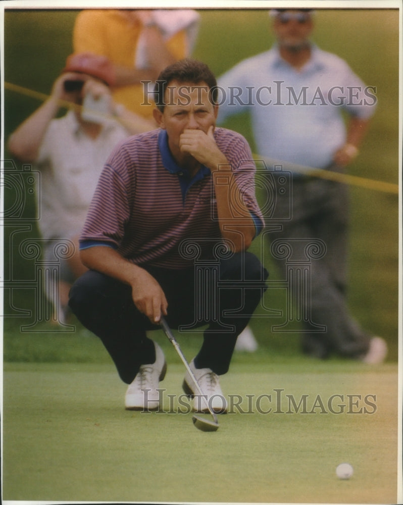 1993 Press Photo Golfer Morris Hatalsky ponders putt at GMO tournament- Historic Images