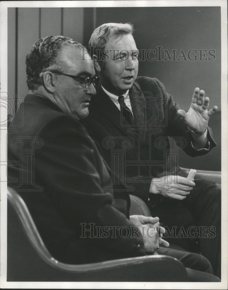 1969 Press Photo WTMJ&#39;s Jim Irwin (right) interviews Milwaukee racing car owner- Historic Images