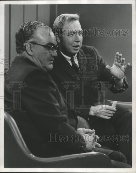 1969 Press Photo WTMJ's Jim Irwin (right) interviews Milwaukee racing car owner- Historic Images