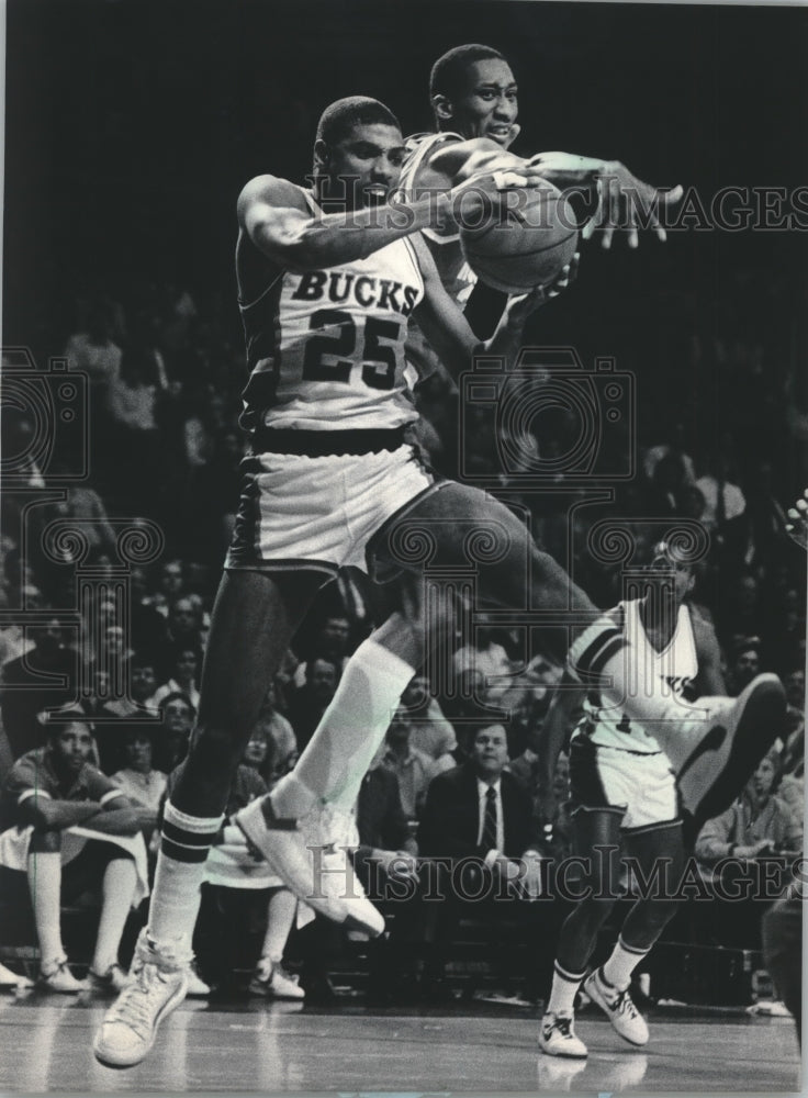 1985 Press Photo Bucks Player Paul Pressey Fights Steve Harris for Rebound Ball- Historic Images