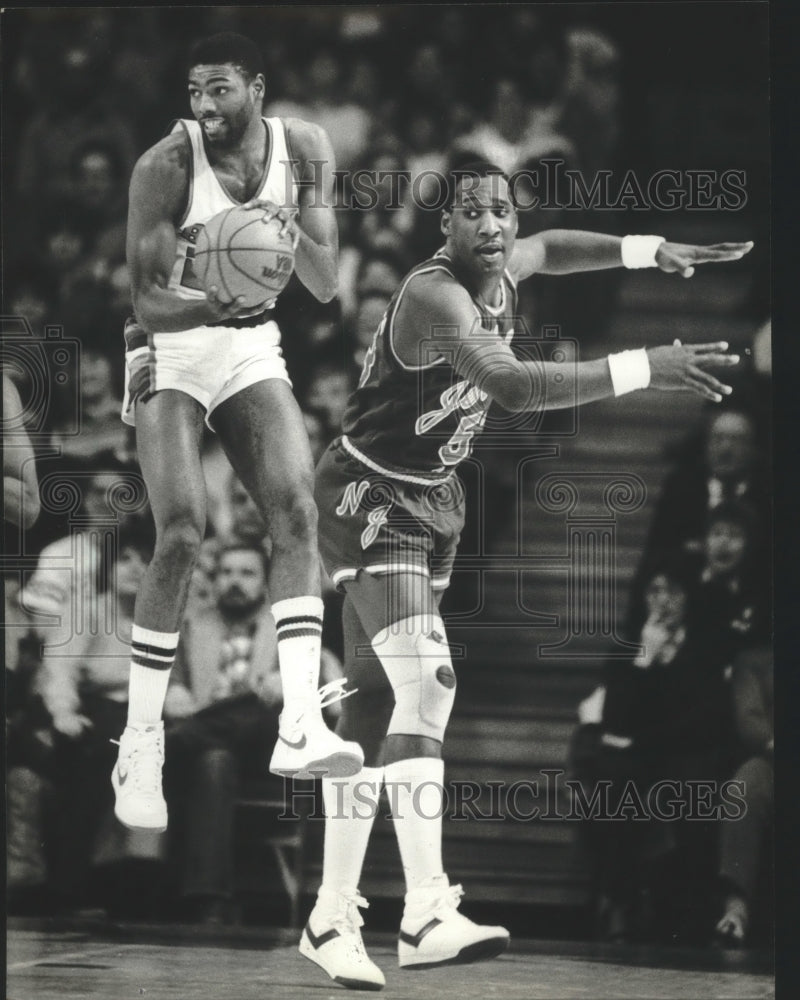 1983 Press Photo Paul Pressey of the Bucks Picked off Darryl Dawkins of the Nets- Historic Images