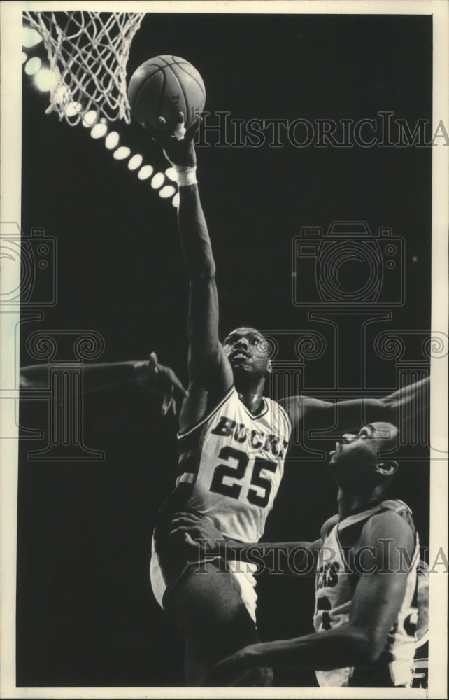 1985 Press Photo Milwaukee&#39;s Paul Pressey finishes a drive to hoop at the Arena.- Historic Images