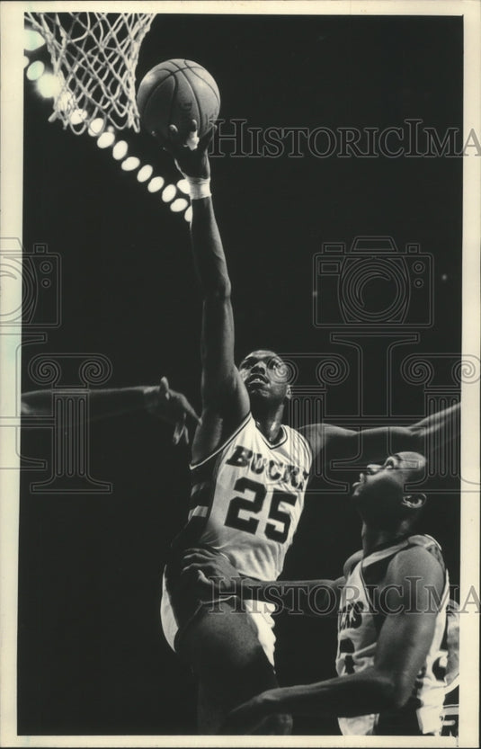 1985 Press Photo Milwaukee's Paul Pressey finishes a drive to hoop at the Arena.- Historic Images