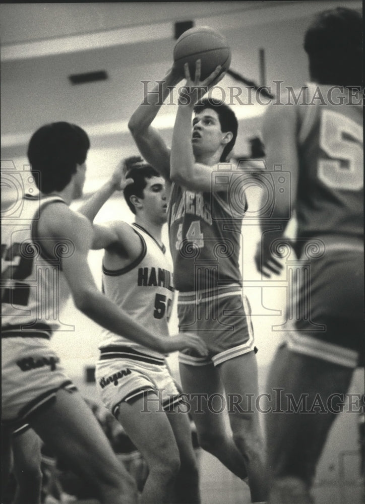 1987 Press Photo High school basketball player Chris Seter aims for a shot- Historic Images