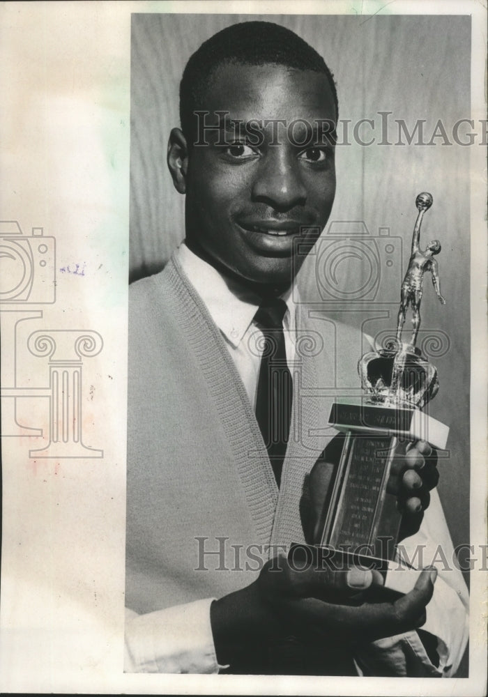 1967 Press Photo Clarence Sherrod: An All-American basketball player with trophy- Historic Images