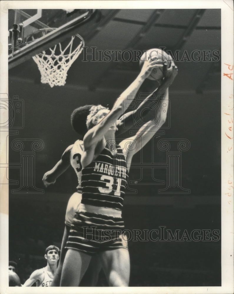 1970 Press Photo Marquette basketball player #31 tussles for the ball on court.- Historic Images