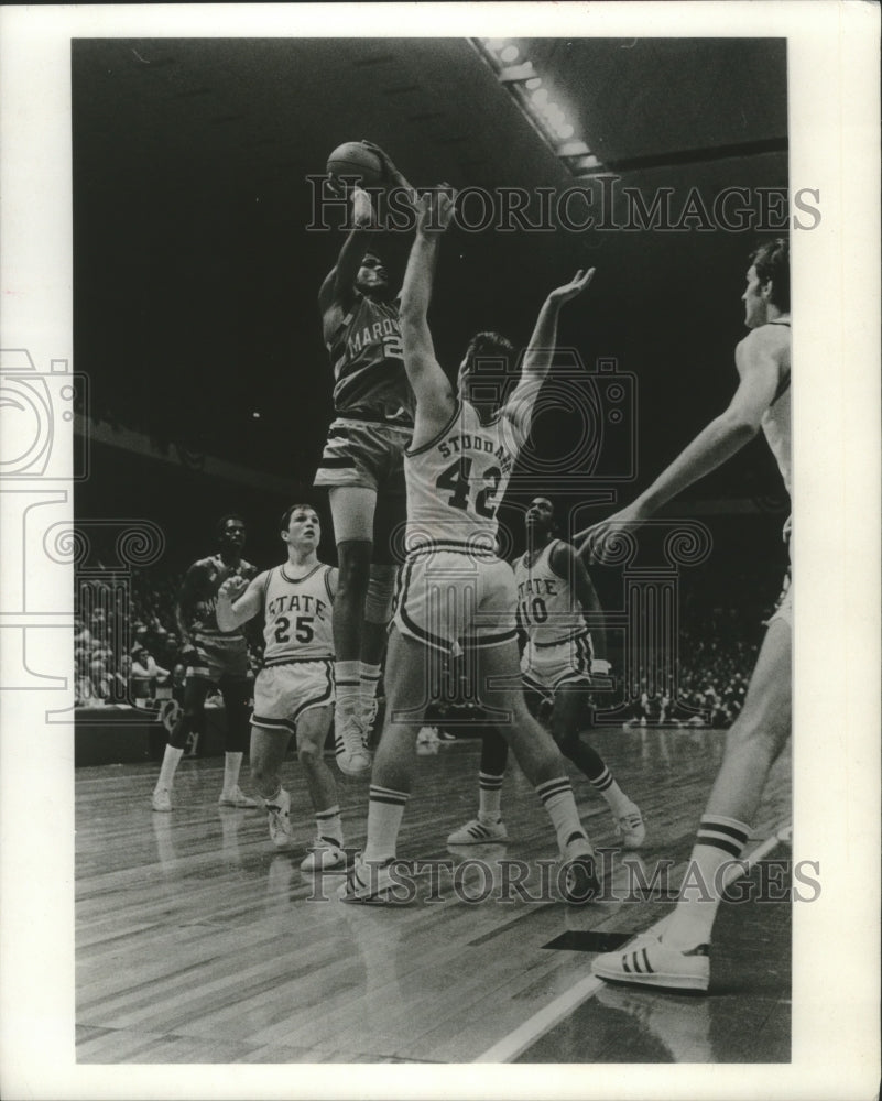 1975 Press Photo Sand-Knit Plant -- Basketball players in action - mjt13836- Historic Images