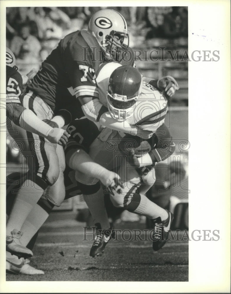 1982 Press Photo Packer Mike Butler leads defense around Ted Brown, Vikings- Historic Images